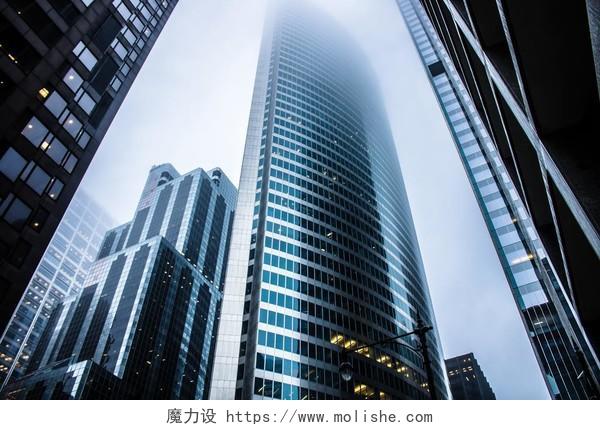 商务金融城市建筑云雾背景图片
